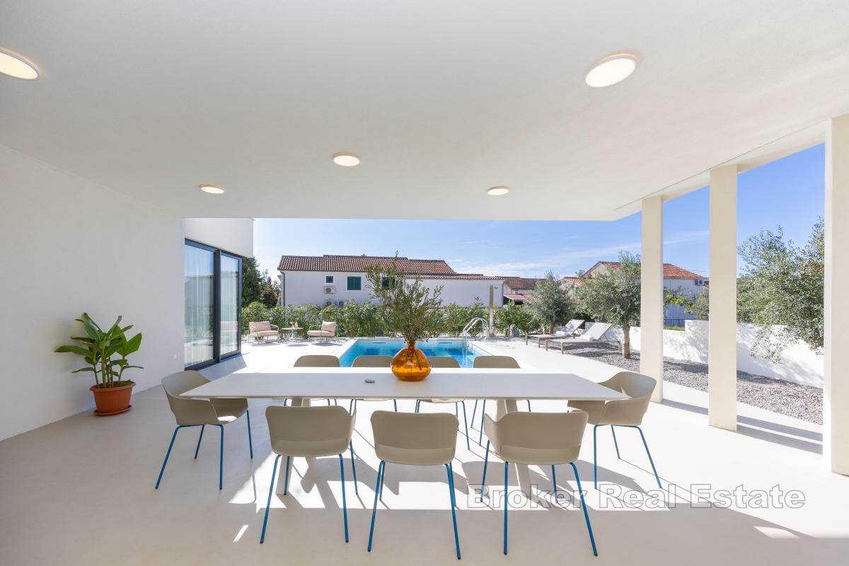 Villa med pool nära stranden