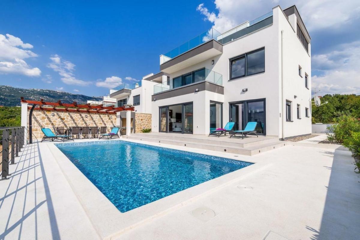 001-5457-30-Zadar-Villa-with-pool-and-a-sea-view-for-sale