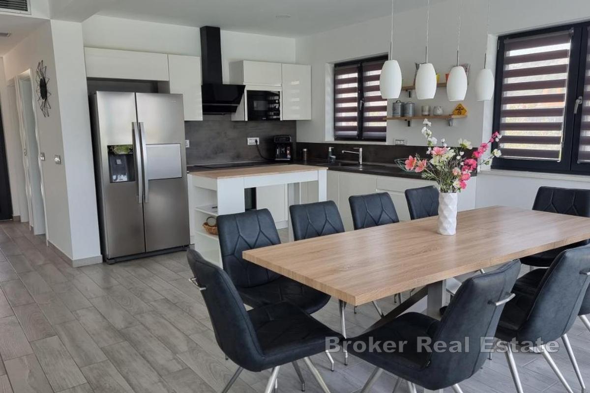 Vila s bazenom i pogledom na more