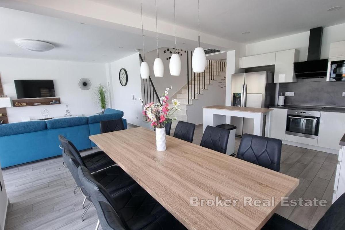 Vila s bazénem a výhledem na moře