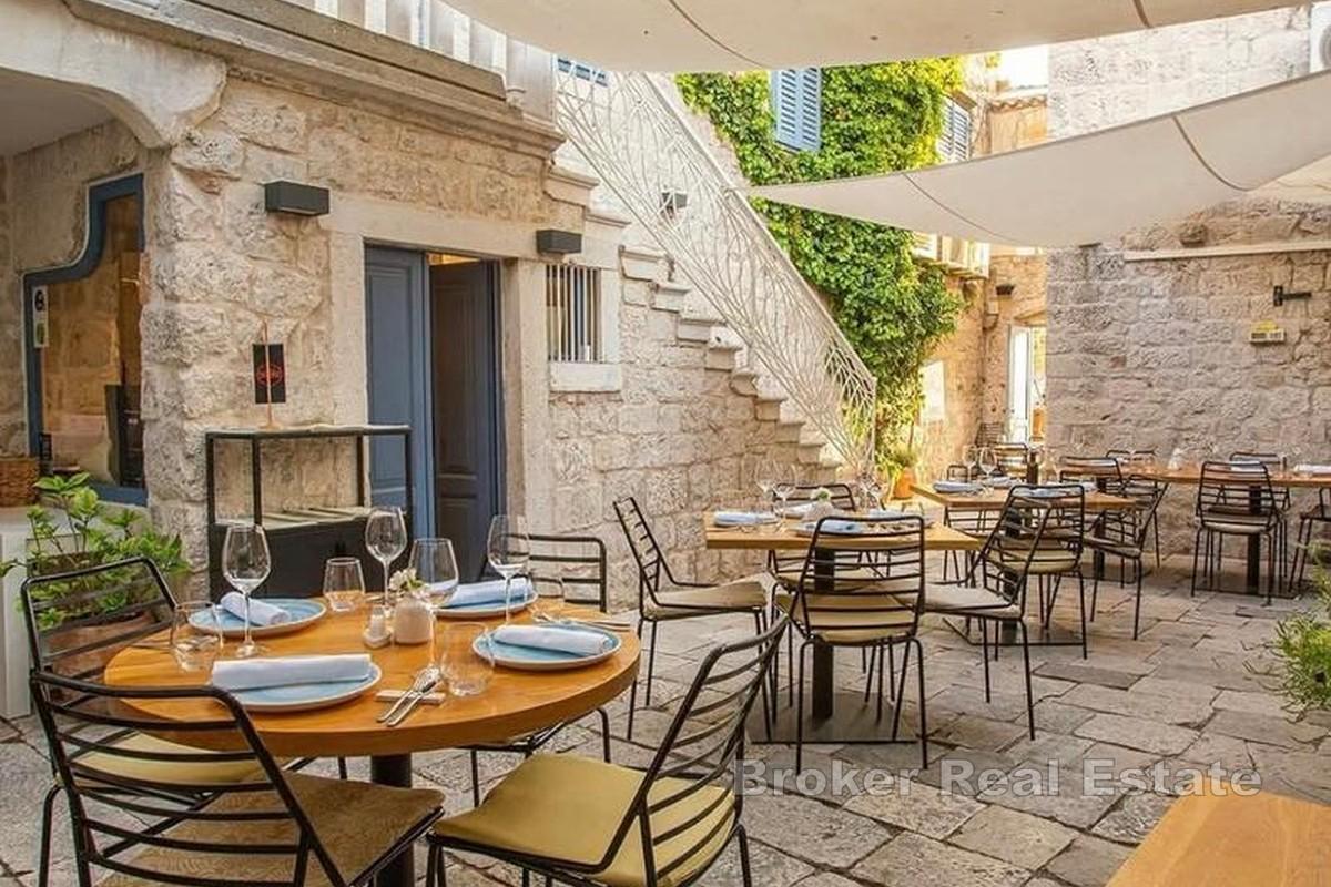 Hotel s uhodanim poslovanjem, prvi red do mora