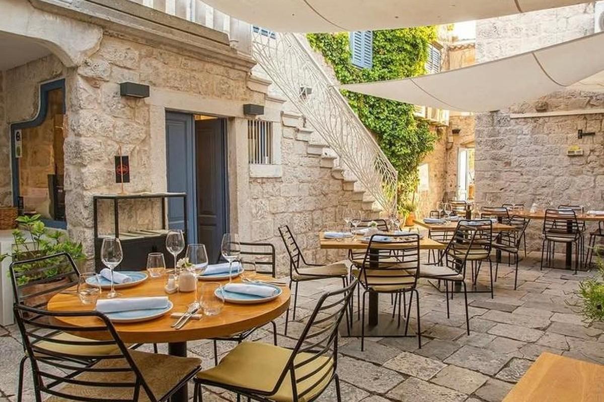 Hotel s uhodanim poslovanjem, prvi red do mora