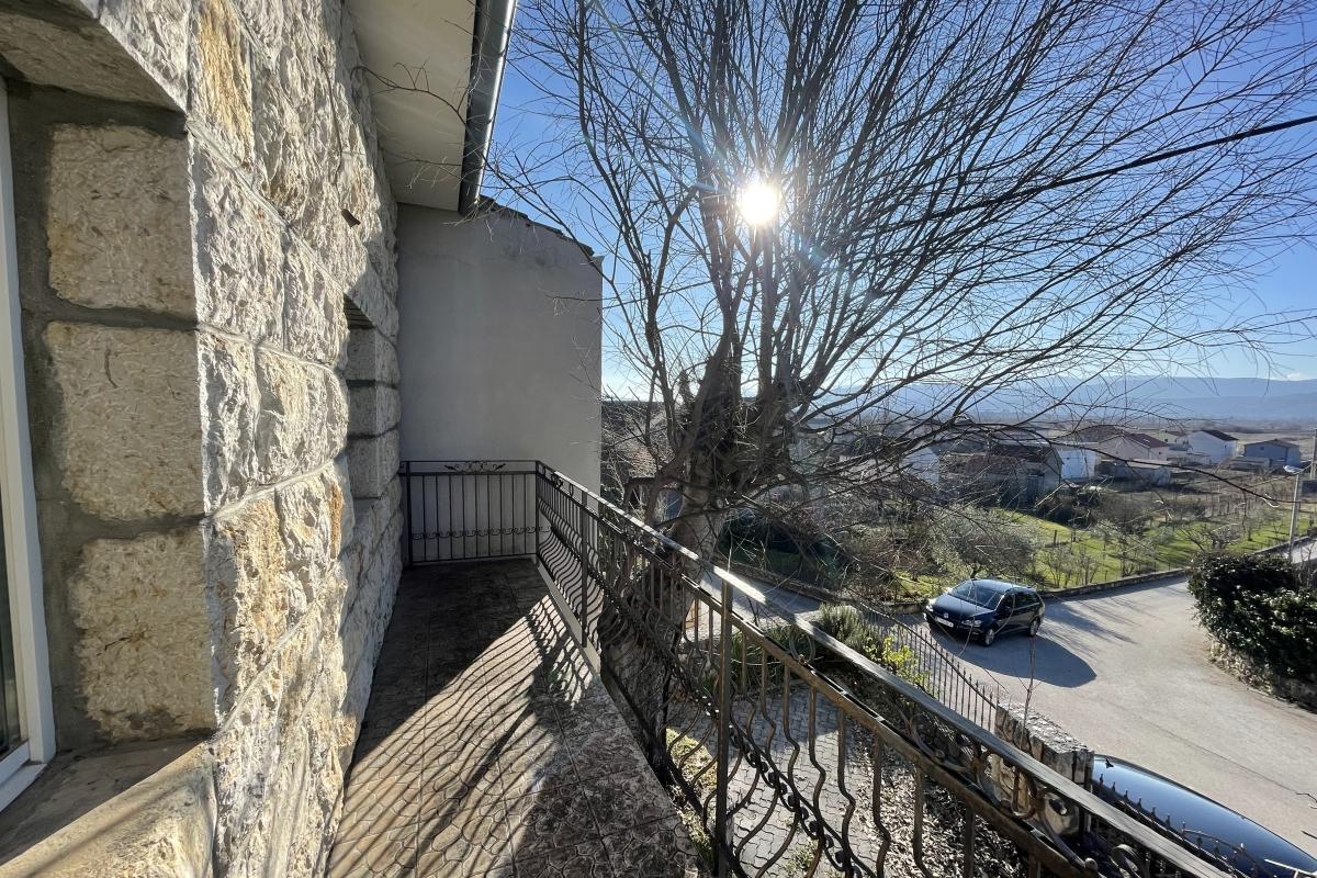 Dvoetažna samostojeća kuća