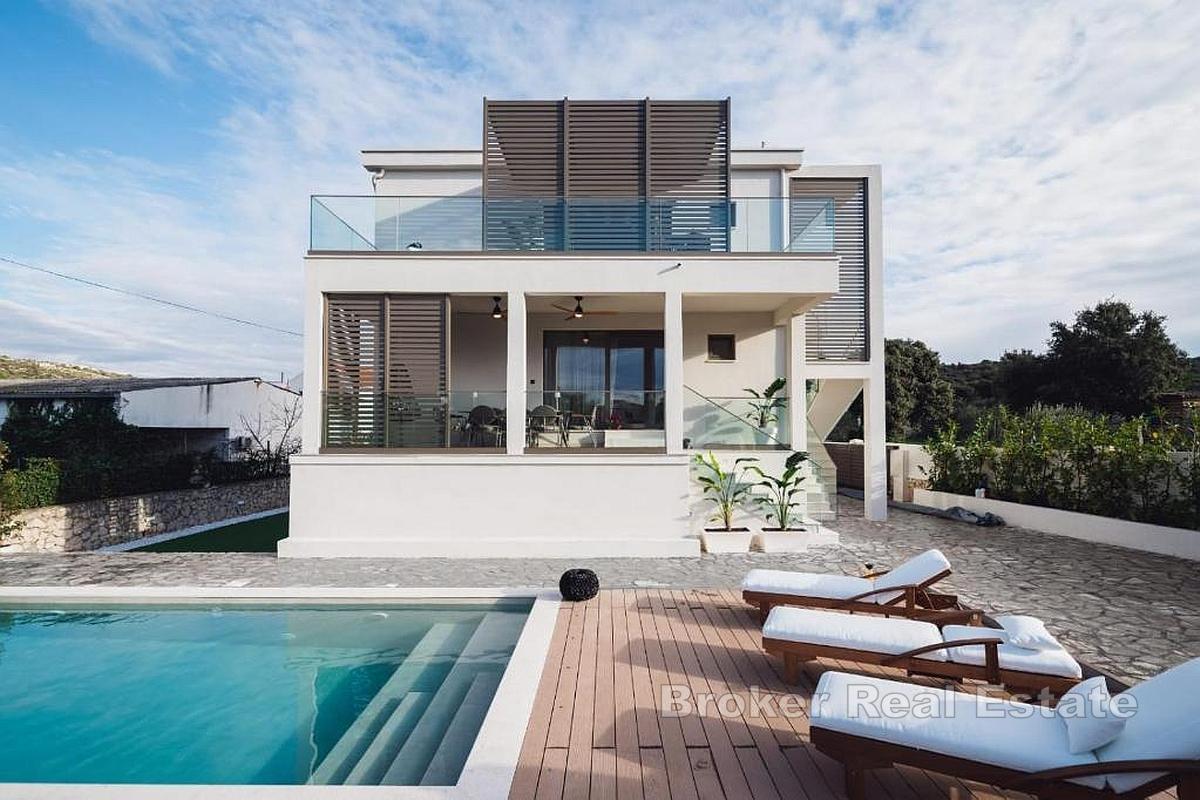 Villa med två lägenheter och pool