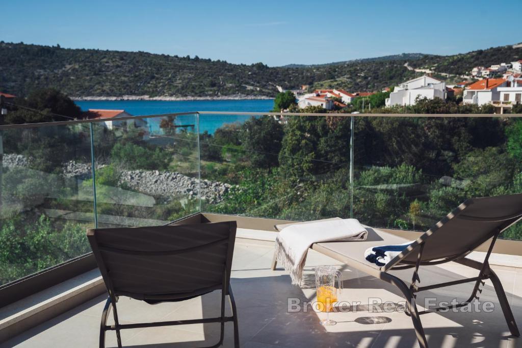 Villa avec deux appartements et piscine