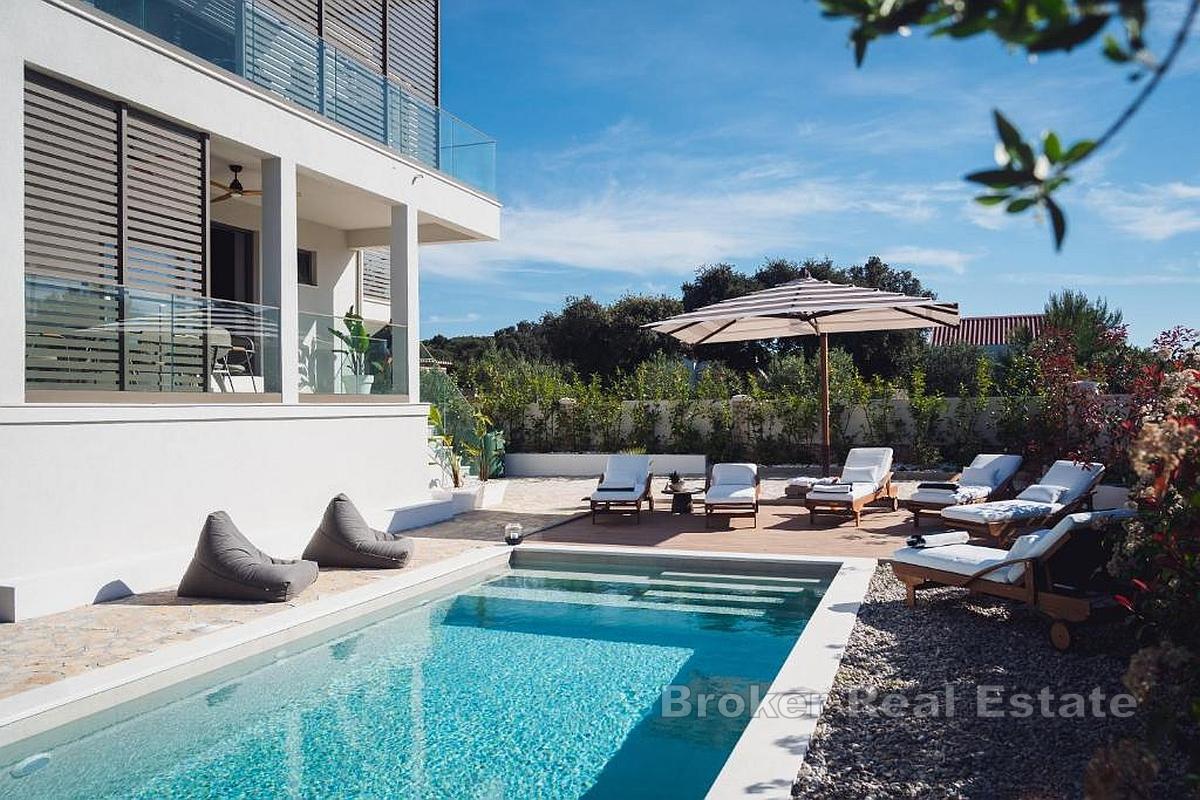 Villa med två lägenheter och pool