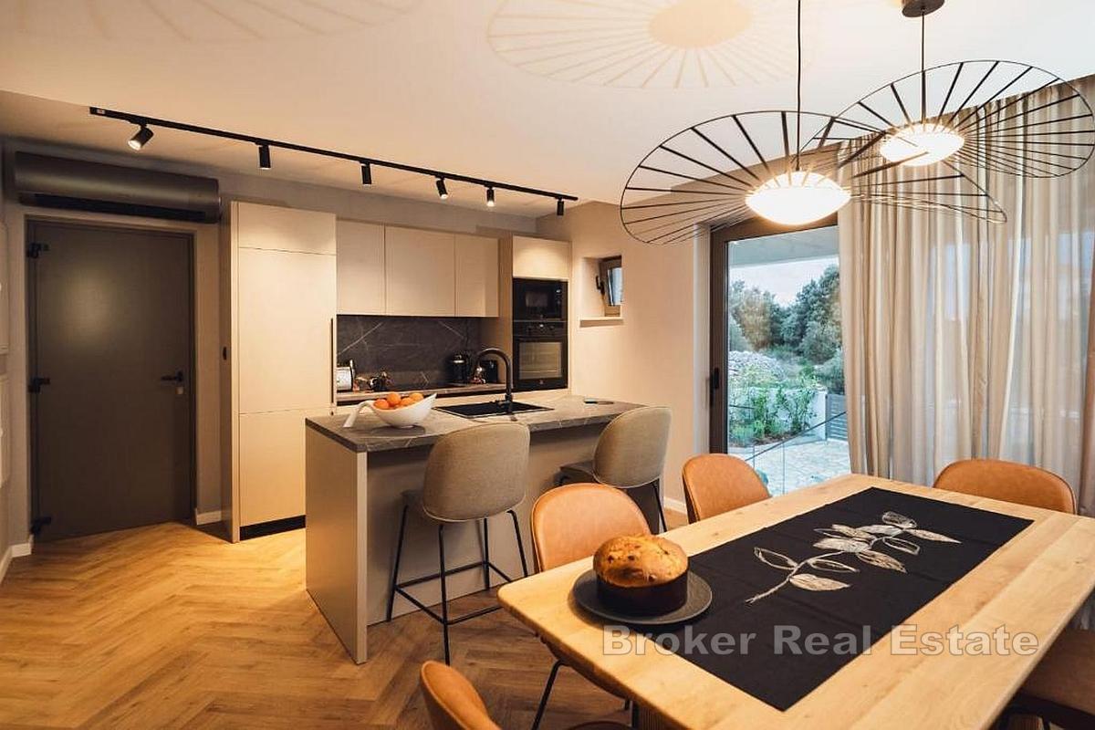 Villa med två lägenheter och pool