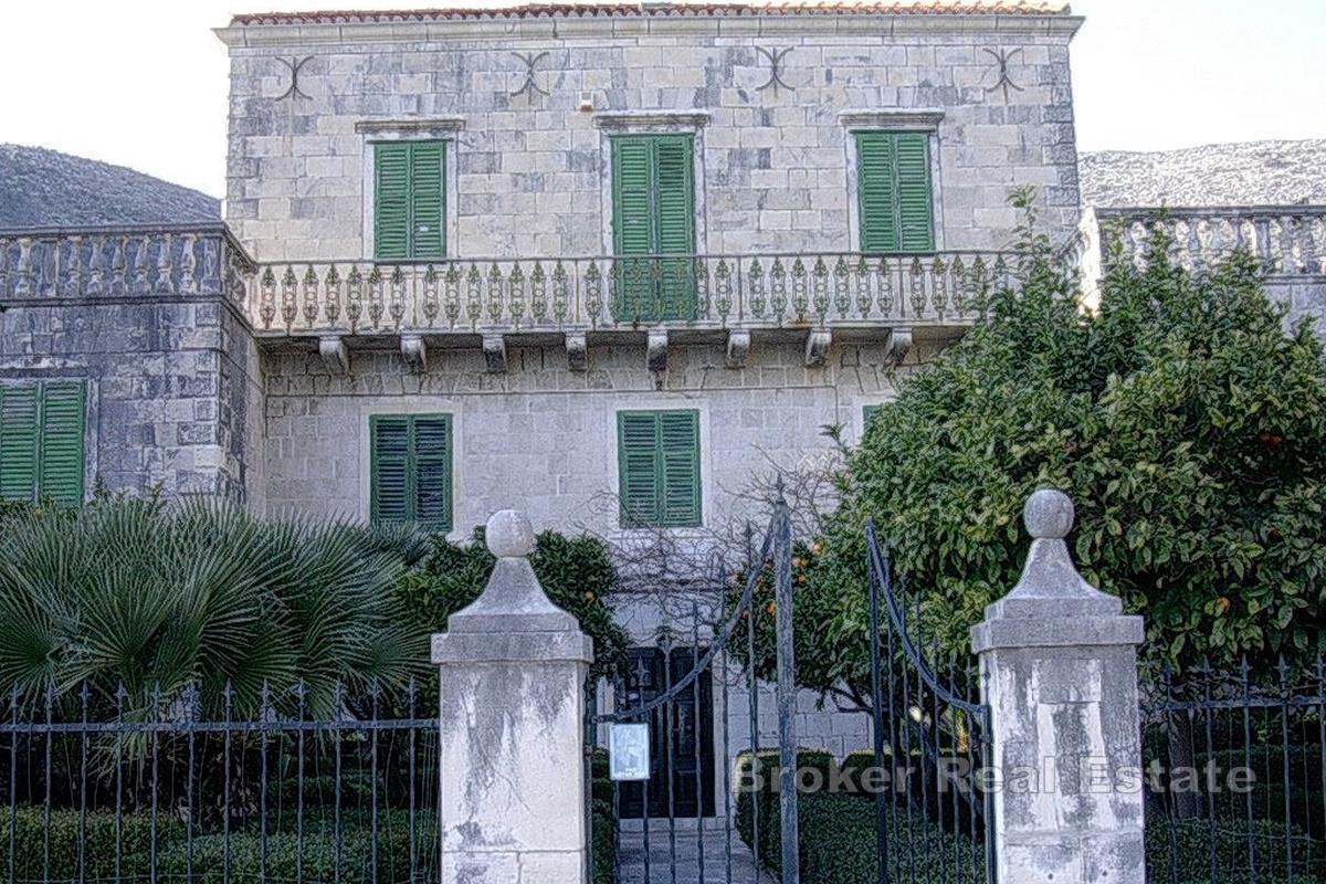 Proprietà unica in prima fila sul mare