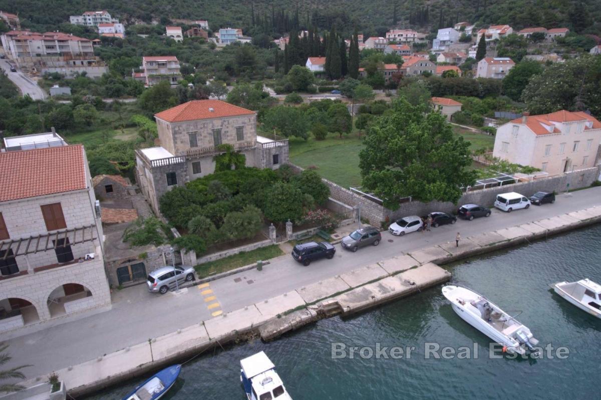 Proprietà unica in prima fila sul mare