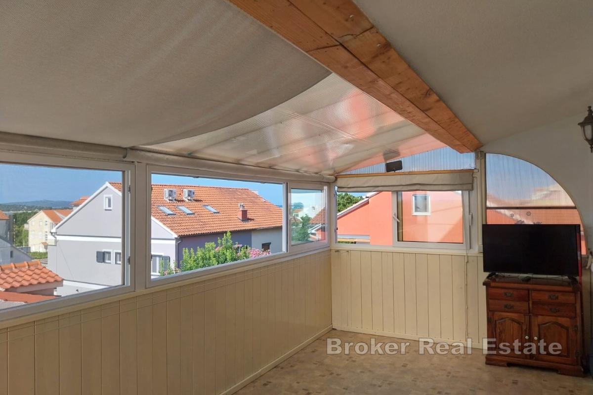 Lägenhetshus nära havet