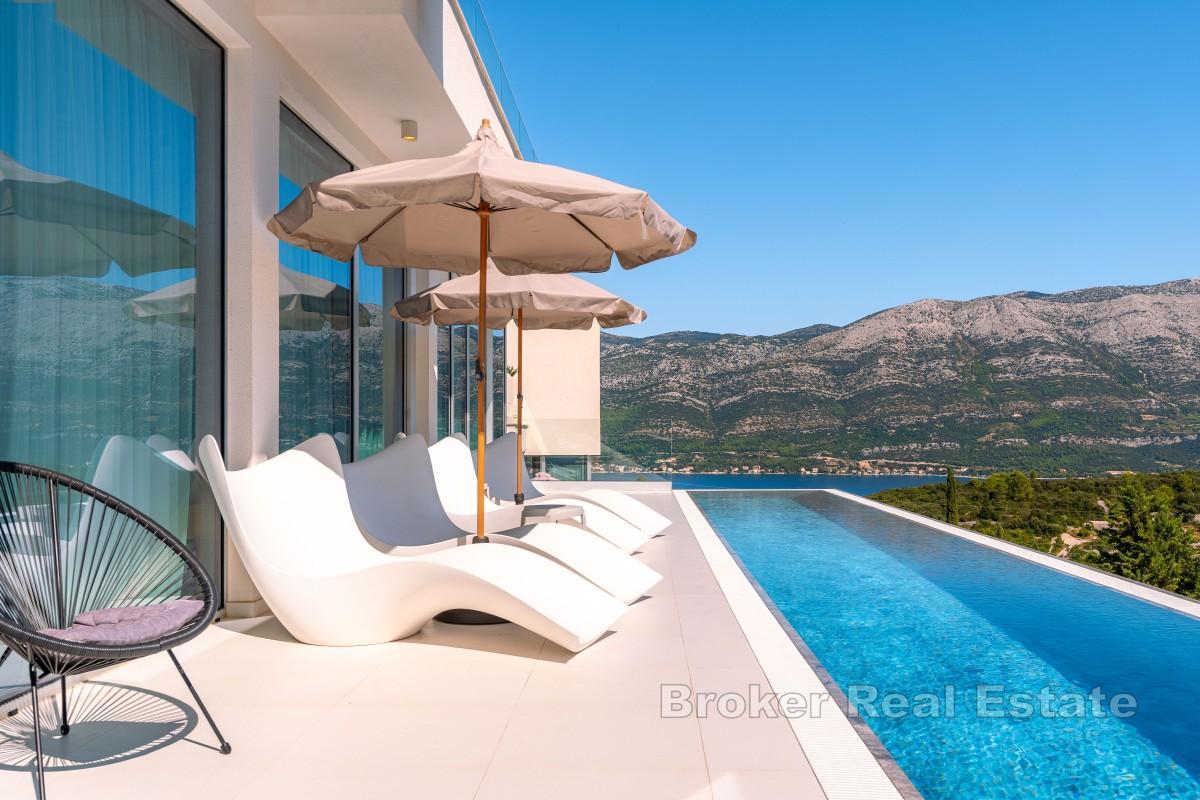 Lyxvilla med infinitypool och öppen utsikt