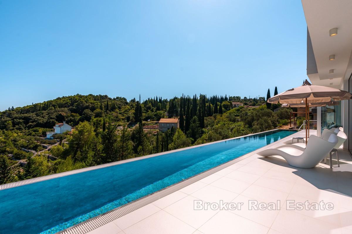 Villa di lusso con piscina a sfioro e vista aperta