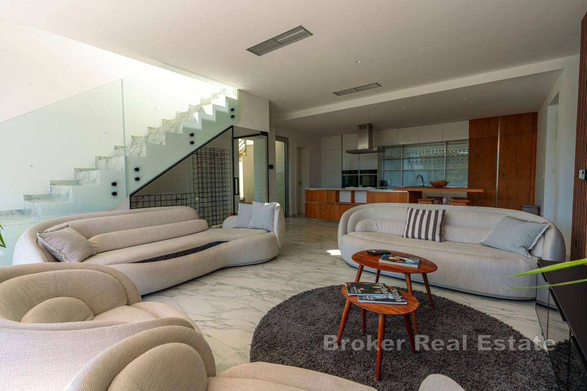 Lyxvilla med infinitypool och öppen utsikt