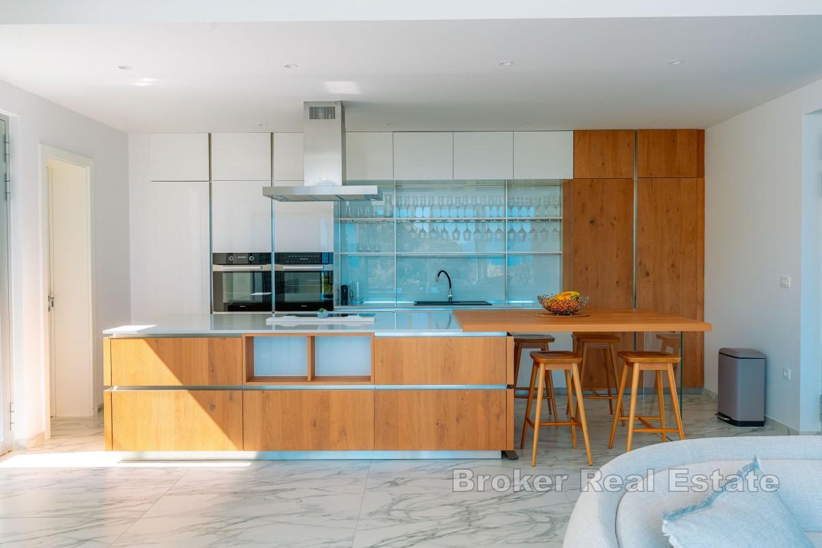 Lyxvilla med infinitypool och öppen utsikt