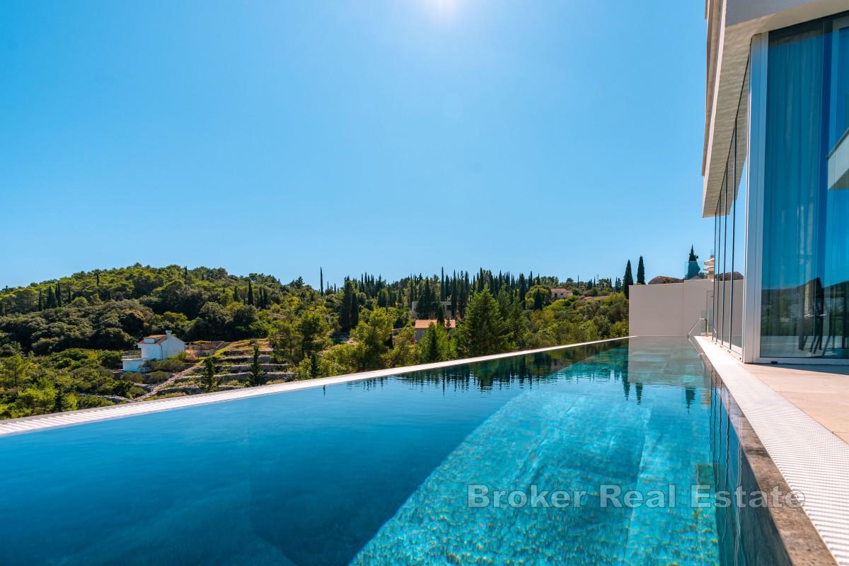 Modern villa med infinitypool och öppen utsikt