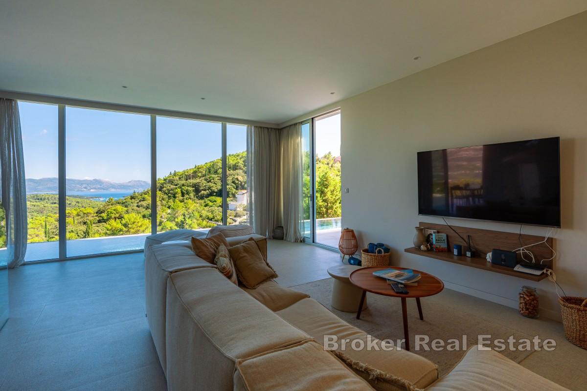 Modern villa med infinitypool och öppen utsikt