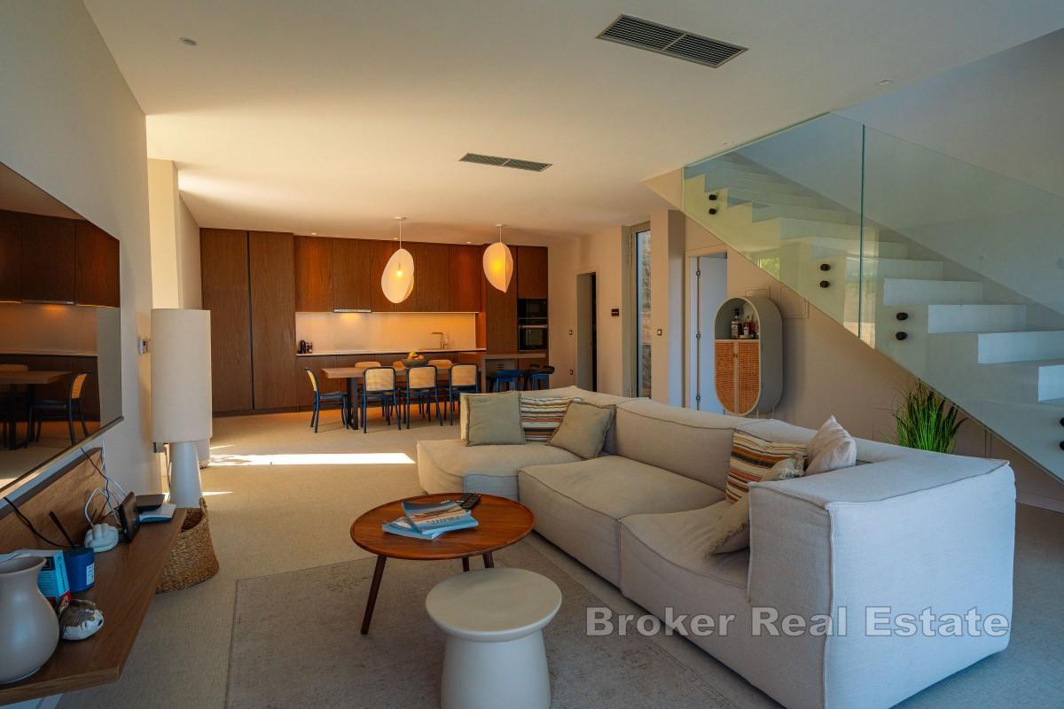 Modern villa med infinitypool och öppen utsikt