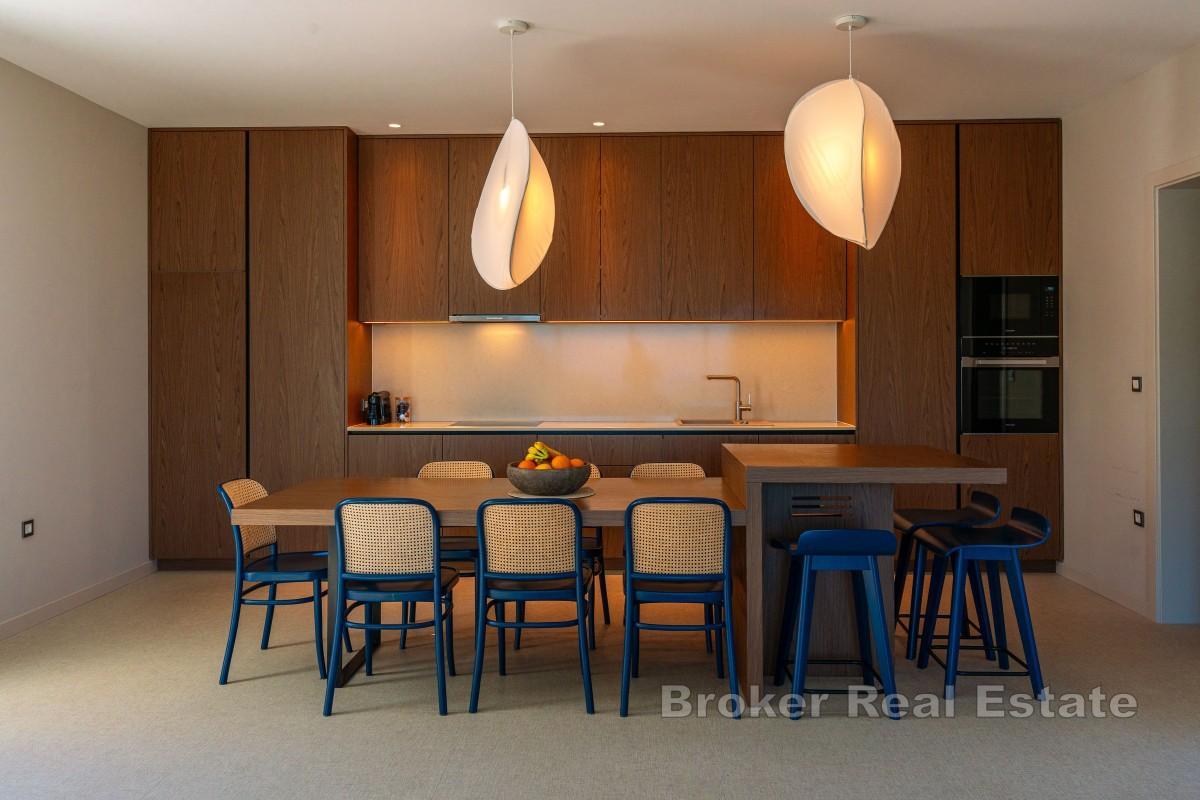 Modern villa med infinitypool och öppen utsikt