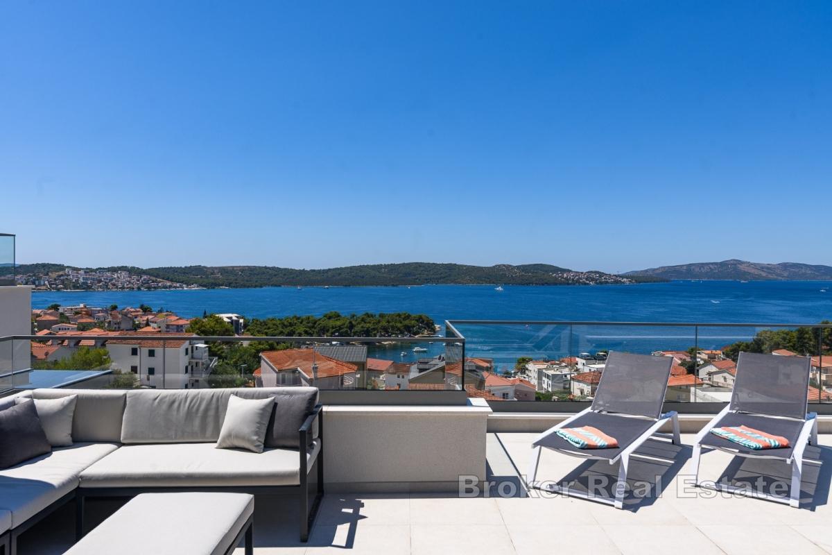 Attico su due piani con piscina e vista mare