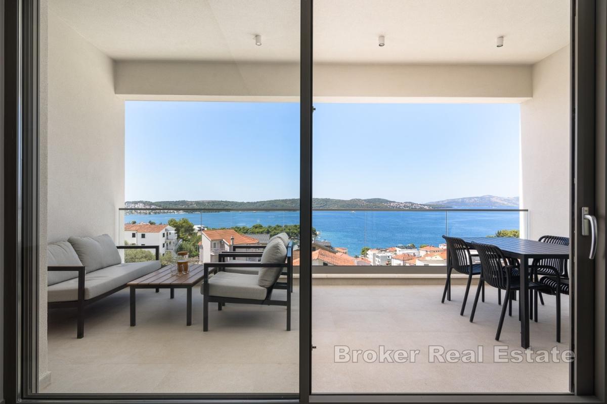 Takvåning i två plan med pool och havsutsikt