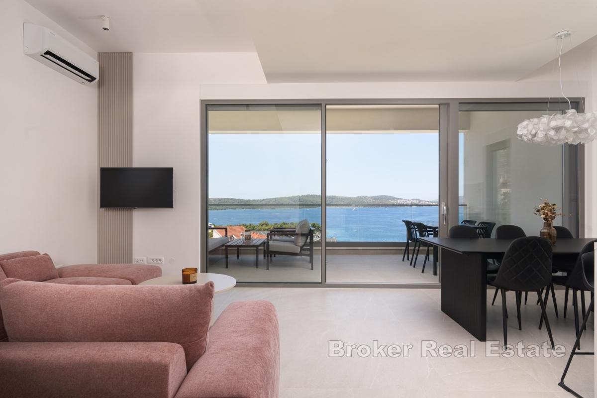 Attico su due piani con piscina e vista mare