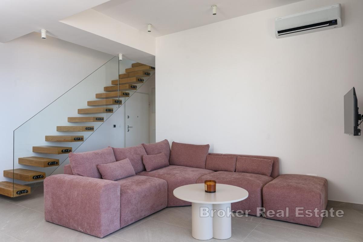 Takvåning i två plan med pool och havsutsikt