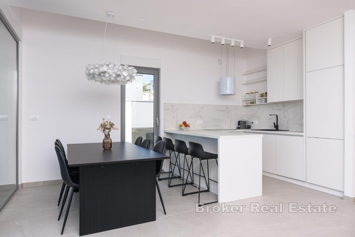 Toppleilighet i to etasjer med basseng og havutsikt