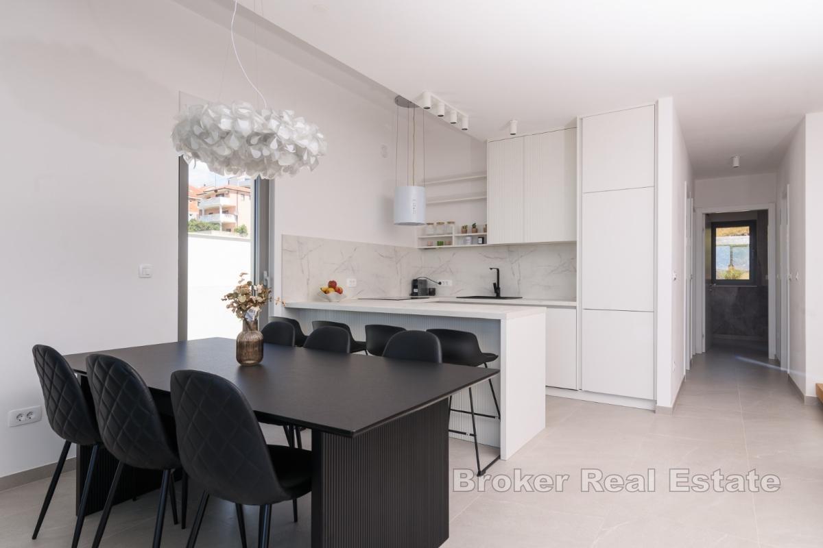 Attico su due piani con piscina e vista mare