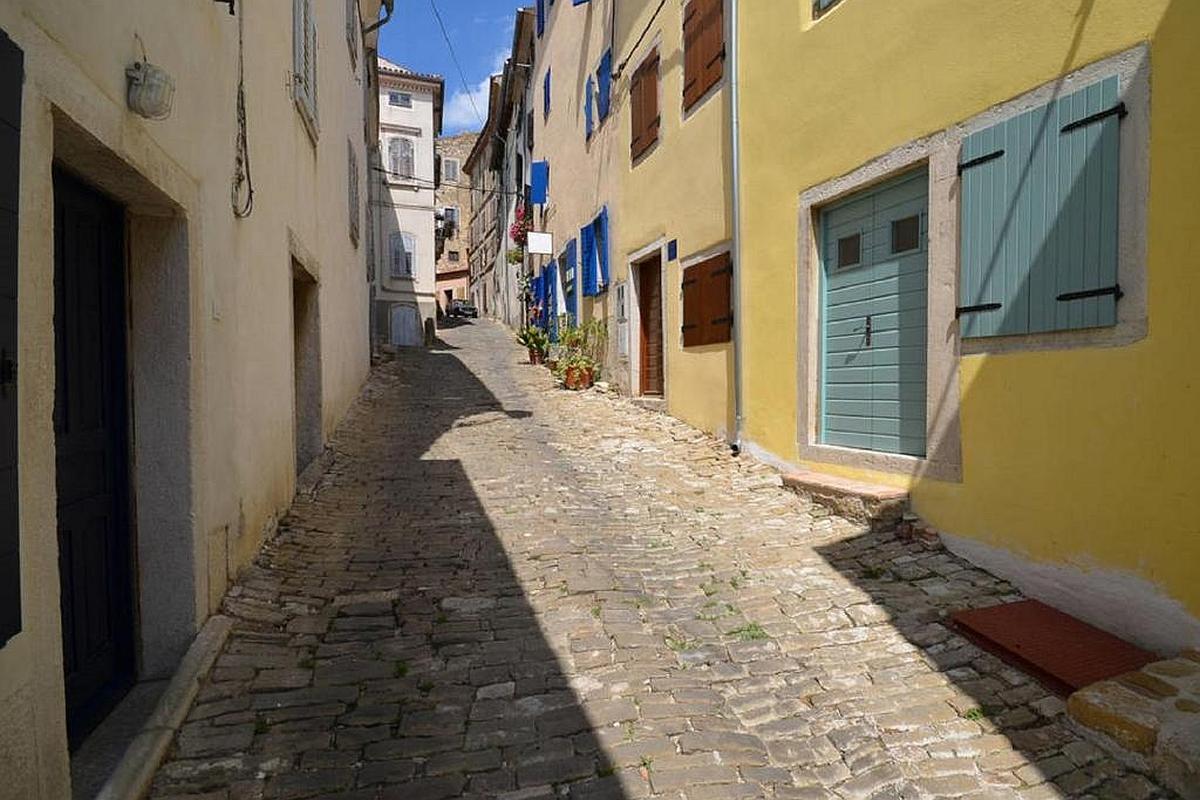 001-5471-30-Pazin-Stone-house-in-the-historic-center-for-sale