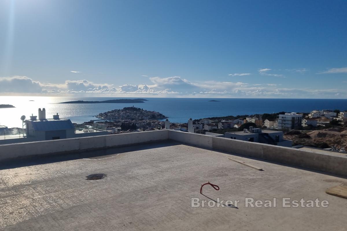 Modernt lägenhetshus med havsutsikt