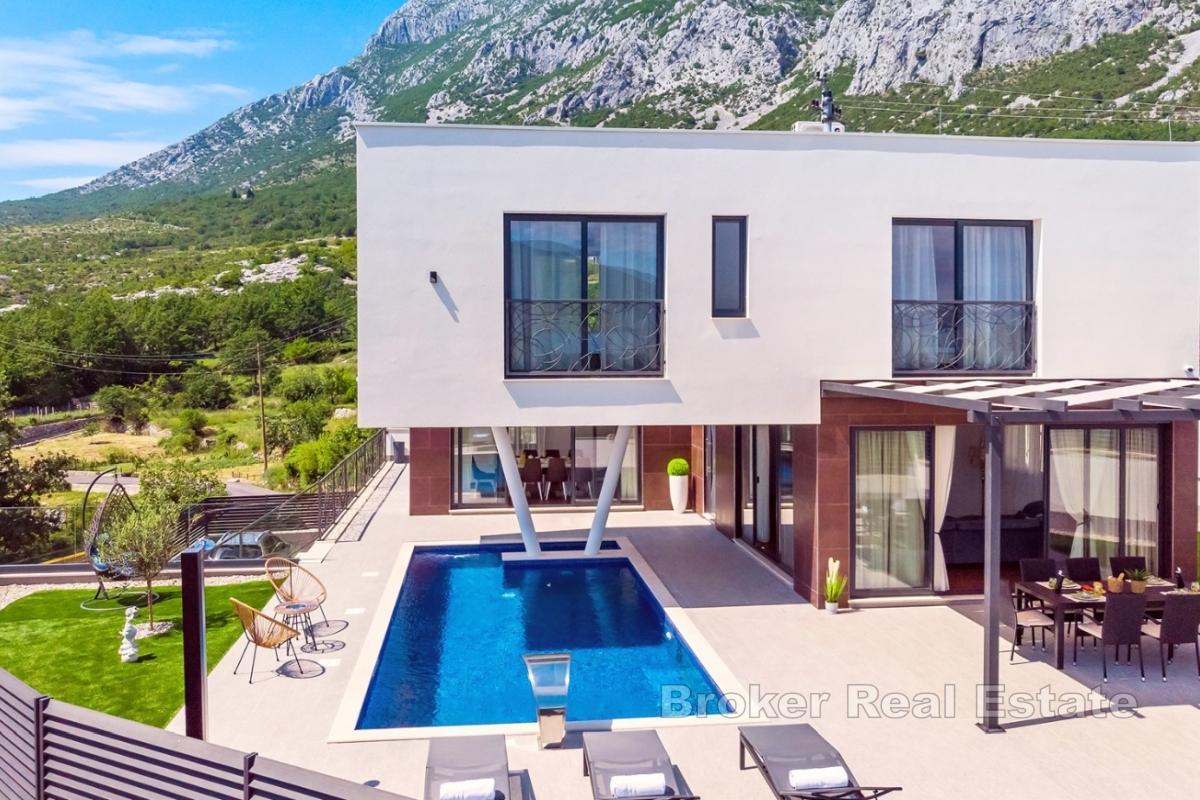 Modern villa med pool i lugnt läge