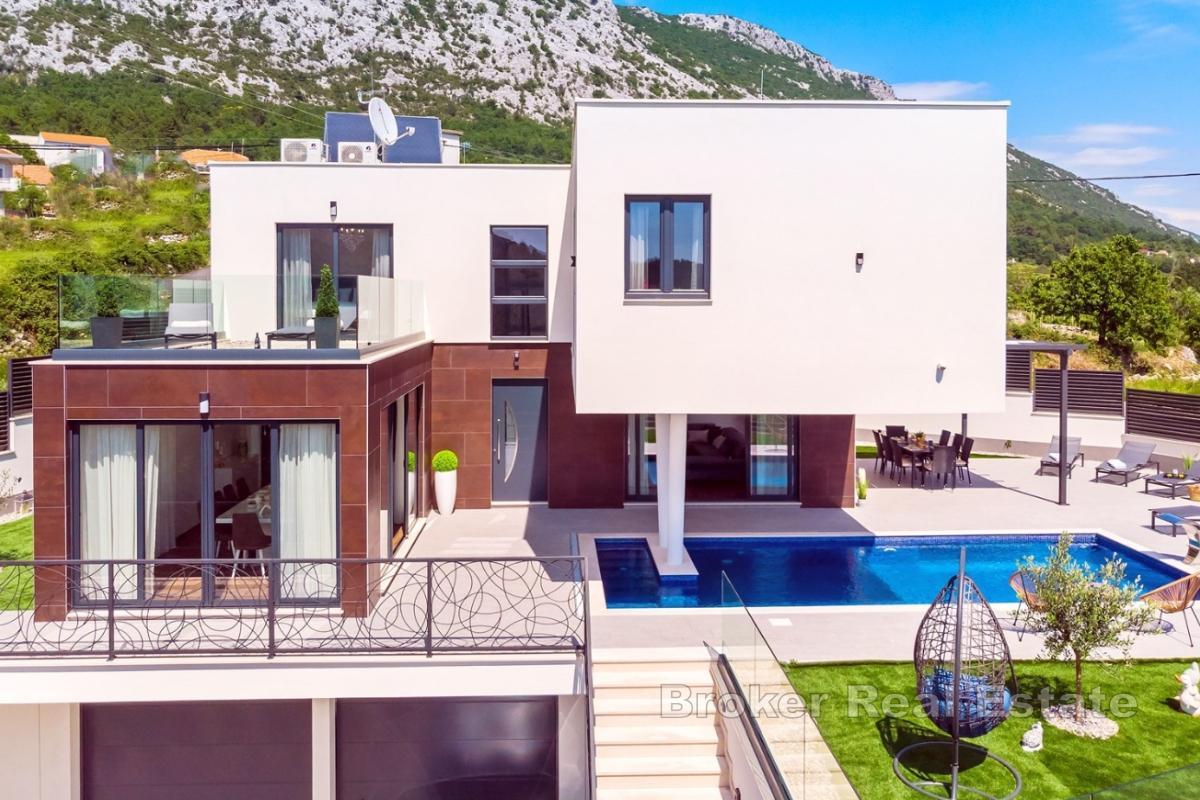 Modern villa med pool i lugnt läge