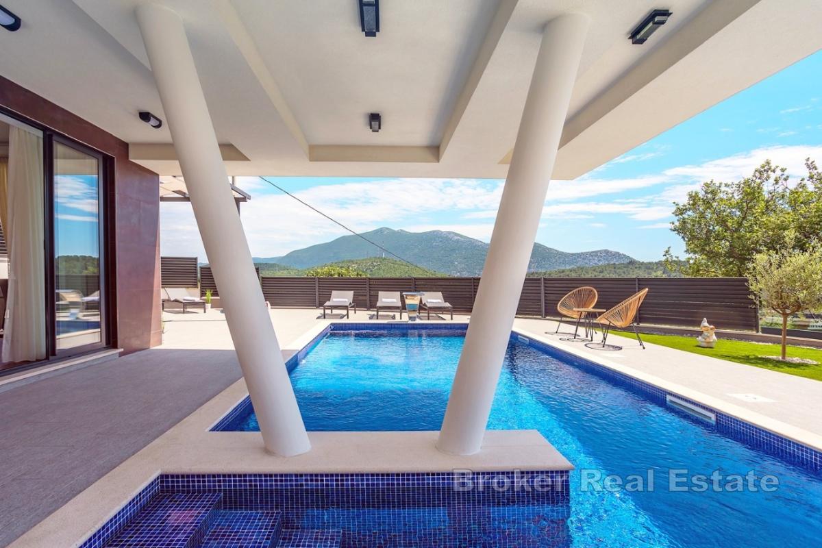 Modern villa med pool i lugnt läge