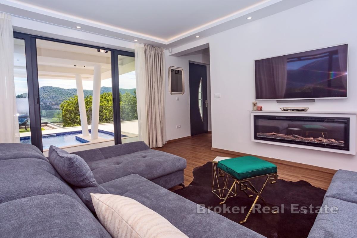 Villa moderna con piscina in posizione tranquilla