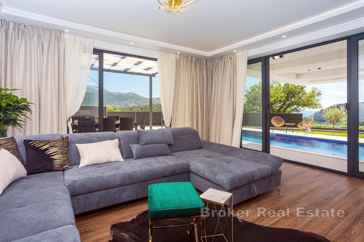 Moderne Villa mit Pool in ruhiger Lage