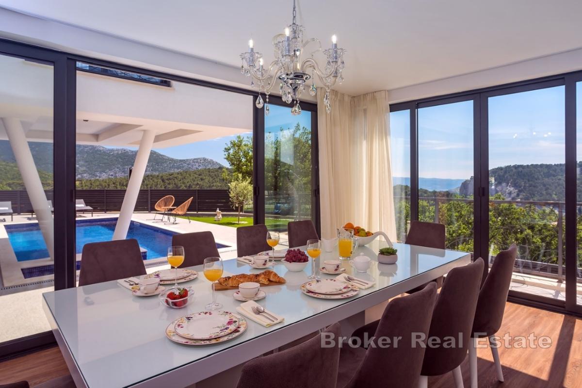 Modern villa med pool i lugnt läge