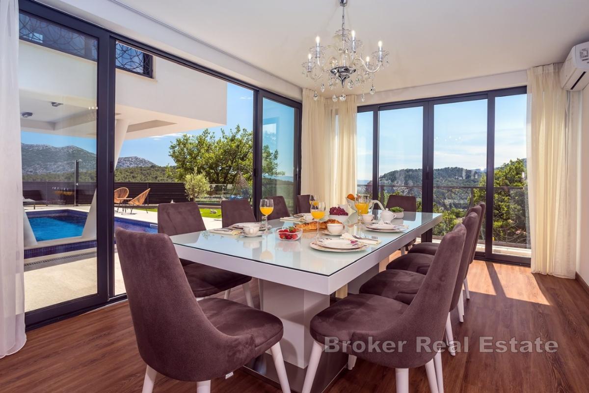 Modern villa med pool i lugnt läge