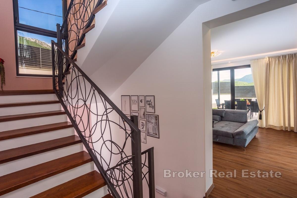 Villa moderna con piscina in posizione tranquilla