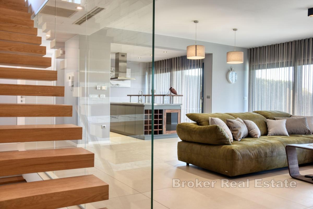 Современная вилла с бассейном