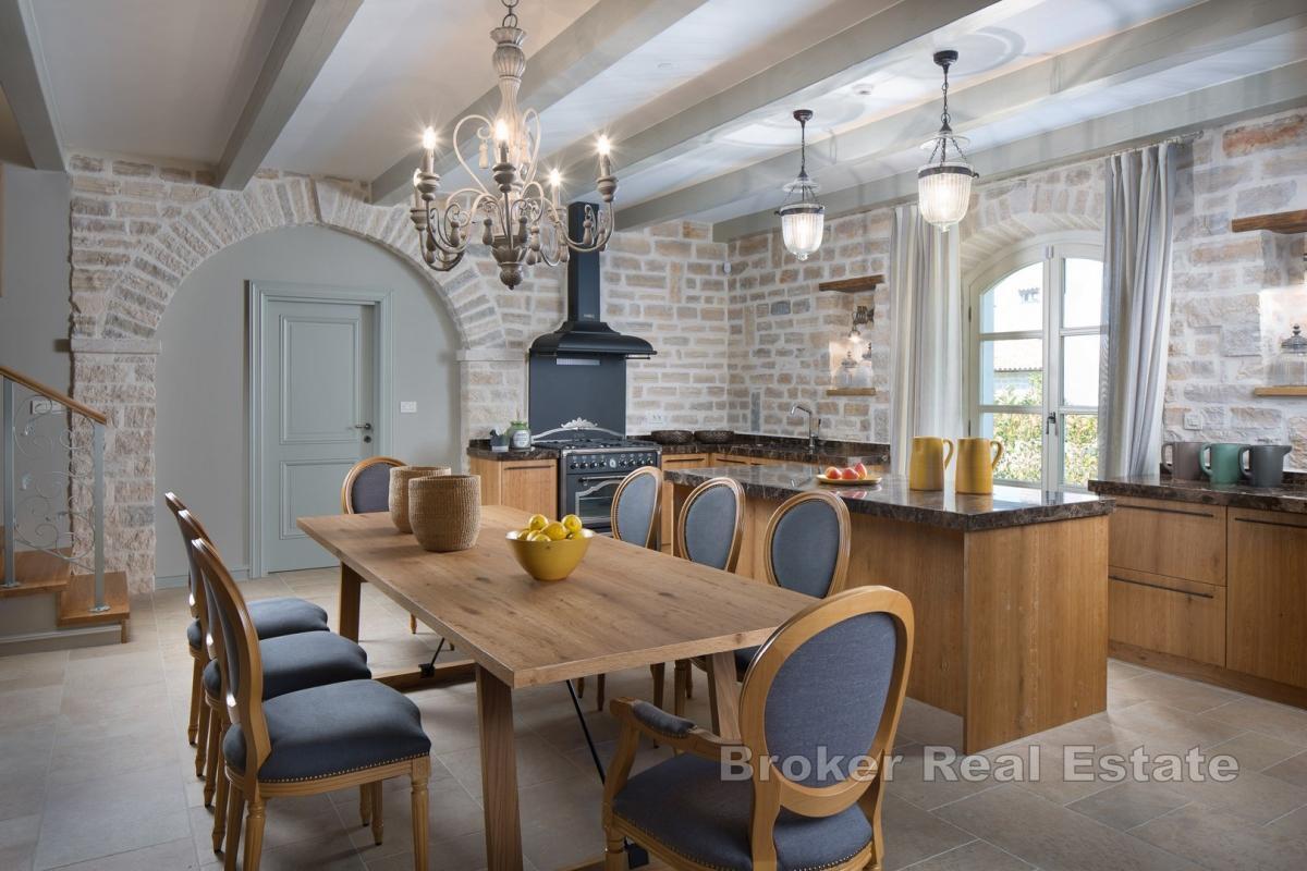 Прекрасная вилла в деревенском стиле с бассейном