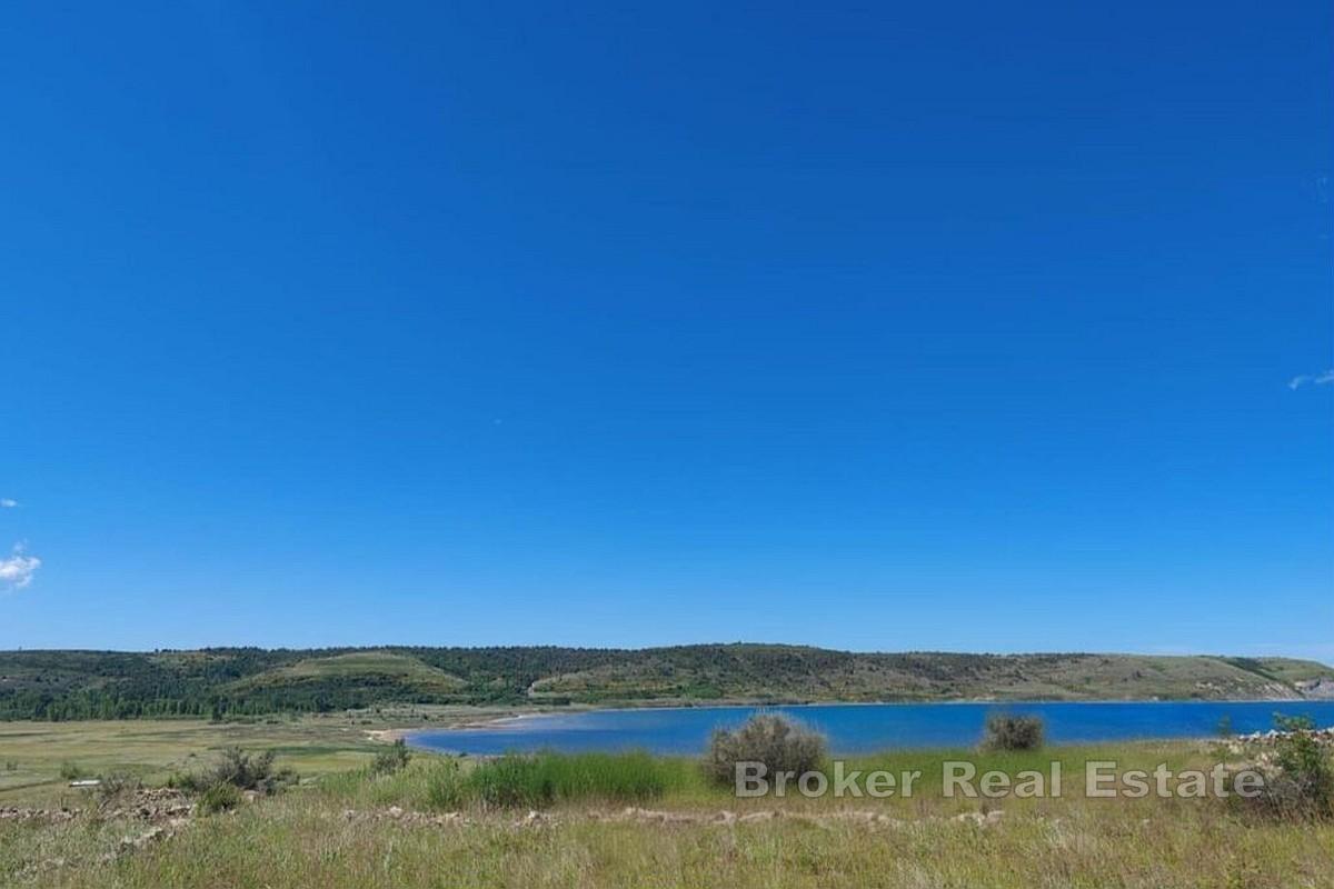 Zemljište s građevinskom dozvolom i pogledom na more