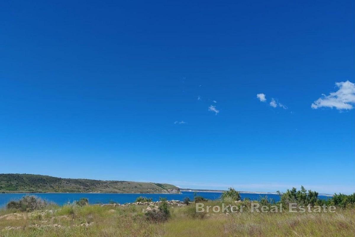 Zemljište s građevinskom dozvolom i pogledom na more