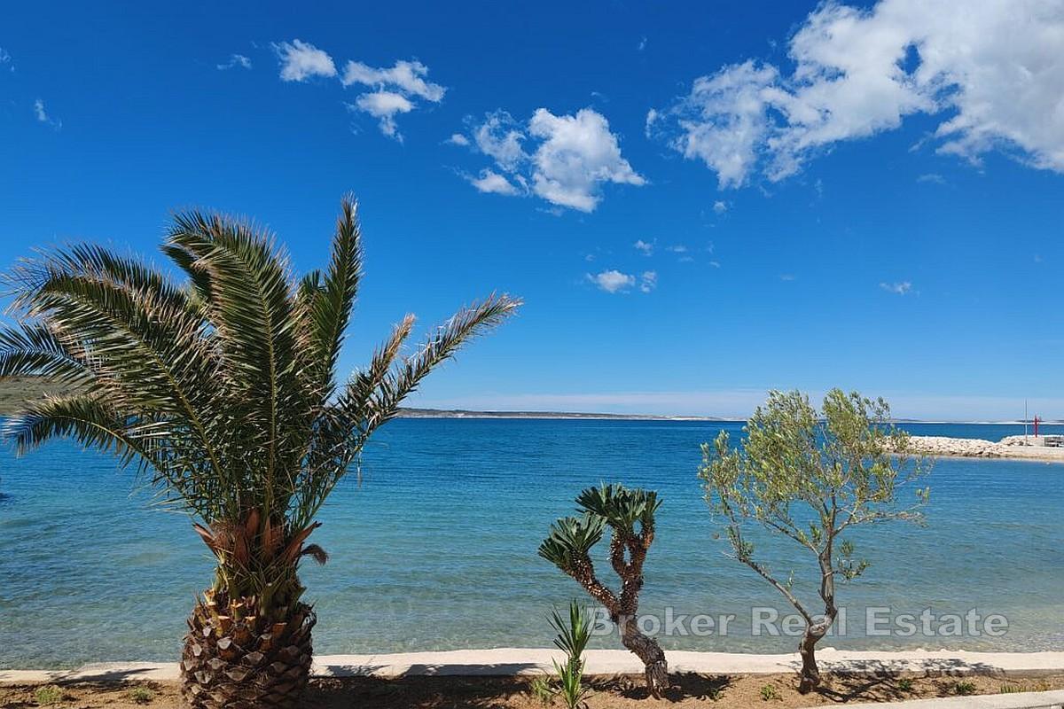 Zemljište s građevinskom dozvolom i pogledom na more