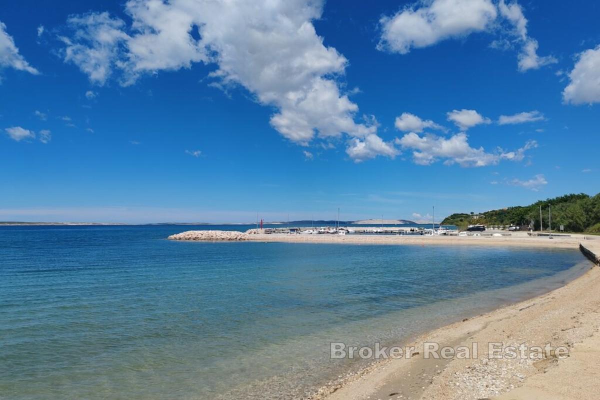 Zemljište s građevinskom dozvolom i pogledom na more