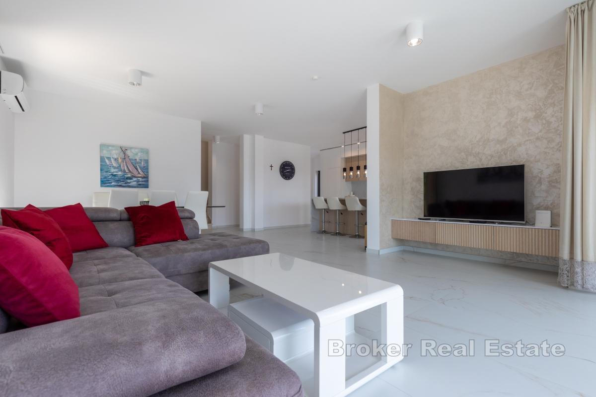 Современная вилла с бассейном