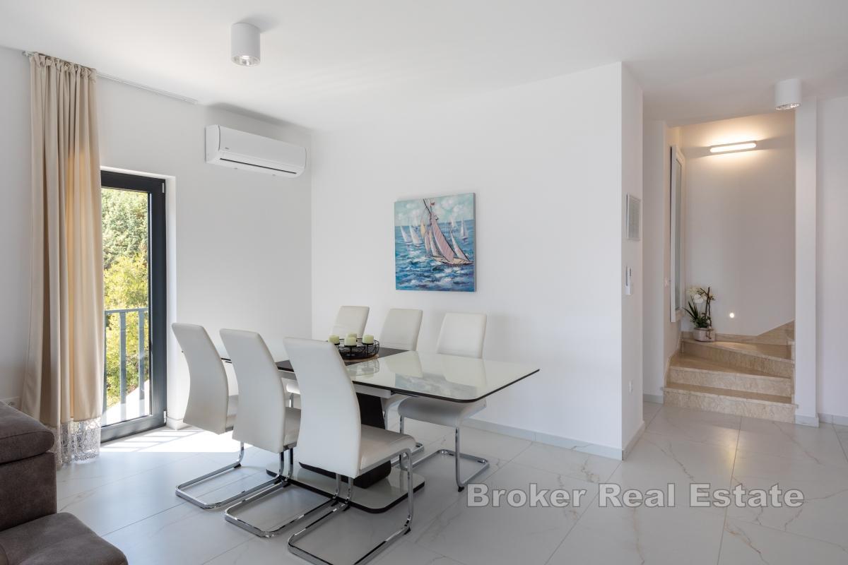 Современная вилла с бассейном