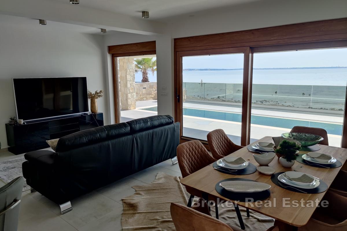 Villa mit Pool in erster Reihe zum Meer