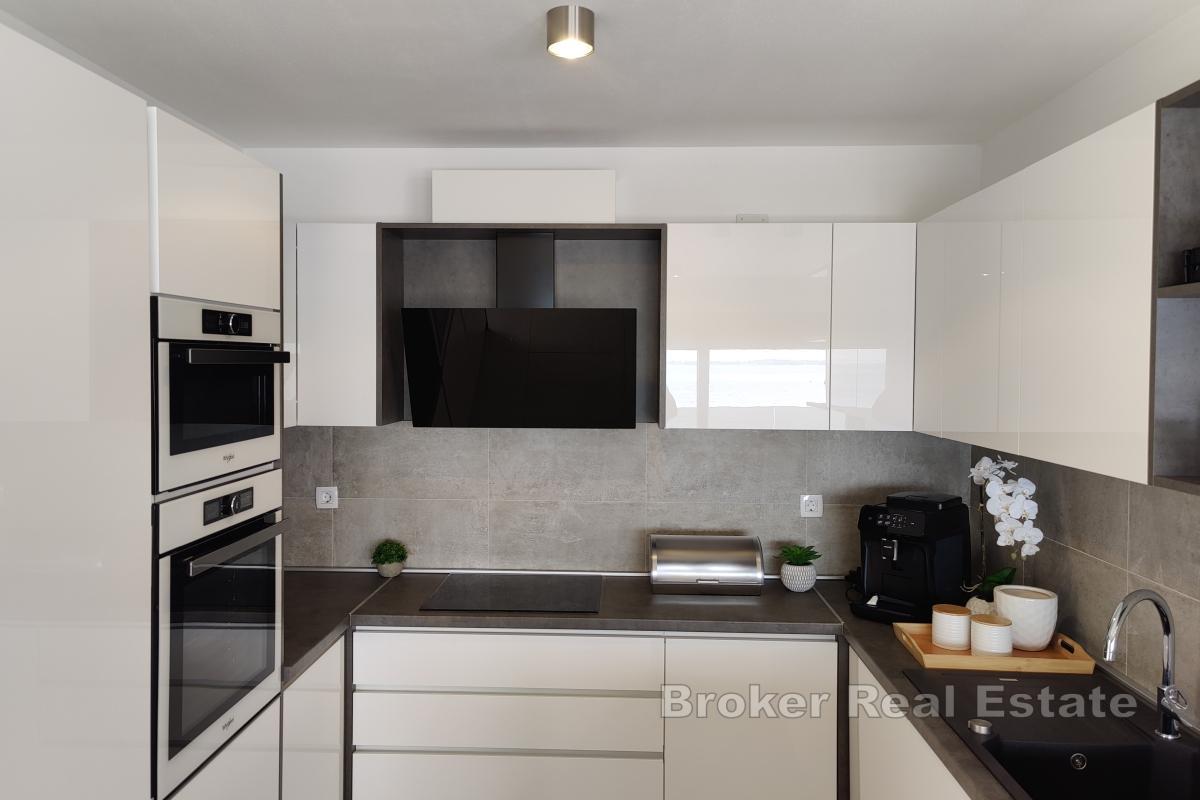 Villa mit Pool in erster Reihe zum Meer