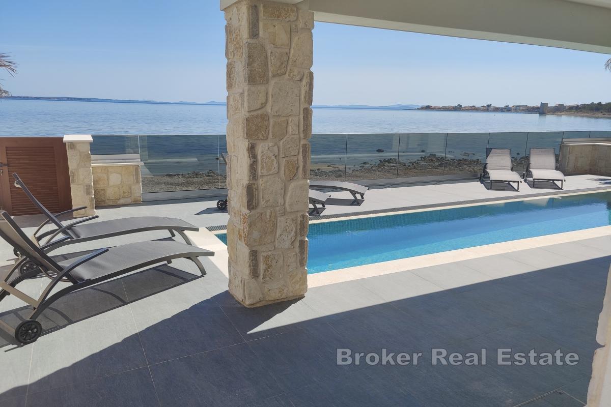 Villa mit Pool in erster Reihe zum Meer