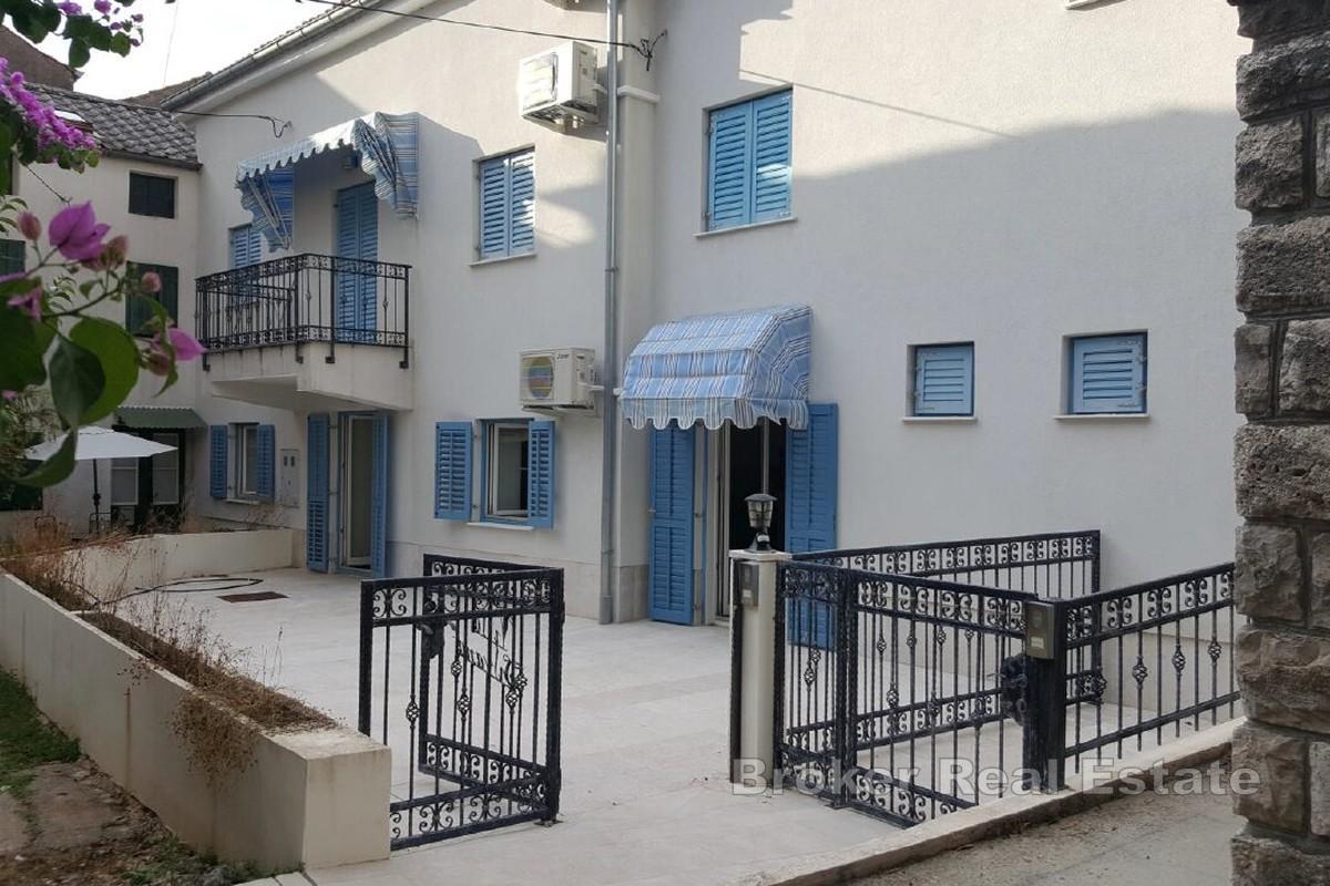 Troetažna kuća u blizini centra